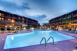Una piscina al aire libre