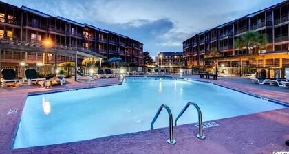 Beach & Nightlife 3BR/2.5 BA service dog friendly