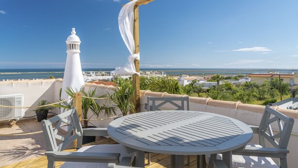 Outdoor dining - LV Premier FU1 heated pool, AC, garden, sea view (Moncarapacho)