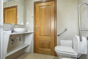 Douche, sèche-cheveux, bidet, savon