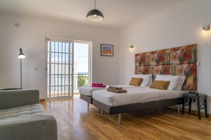6 chambres, coffres-forts dans les chambres, fer et planche à repasser