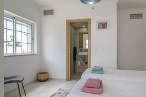 6 chambres, coffres-forts dans les chambres, fer et planche à repasser