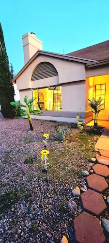Cheerful 3 bedroom house with a beautiful backyard