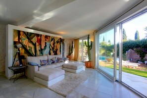 Een smart-tv, een open haard en een kantoor