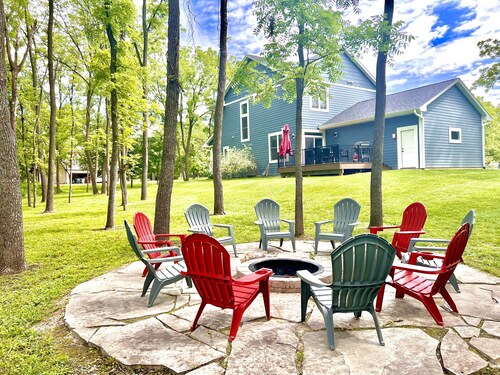 Black Point House: Spacious 4BR lake retreat in Lake Geneva, perfect for family gatherings.
