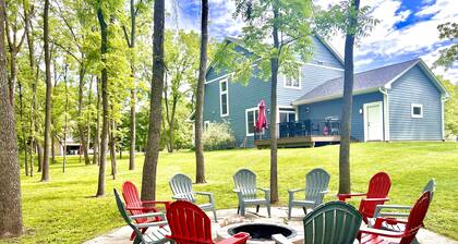 Black Point House: Spacious 4BR lake retreat in Lake Geneva, perfect for family gatherings.