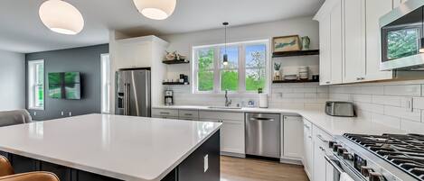 Refrigerador, microondas, horno y parrilla de estufa