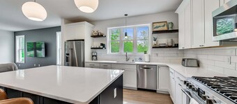 Black Point House: Spacious 4BR lake retreat in Lake Geneva, perfect for family gatherings.