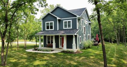 Black Point House: Spacious 4BR lake retreat in Lake Geneva, perfect for family gatherings.