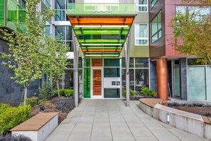 Exterior detail - Lovely Columbia City Studio w/ W/D & Gym, near Light Rail, by Blueground (Seattle)