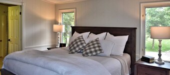 Waterfront Retreat with all the Amenities of home-2 Kings Beds, Queen, Bunk Bed