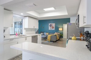 ثلاجة، ميكروويف، فرن، موقد طهي مسطح