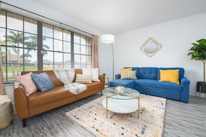 Een smart-tv en een kantoor