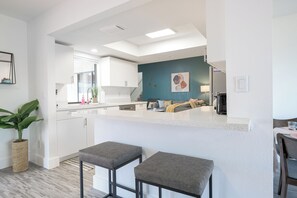 Een koelkast, een magnetron, een oven, een kookplaat