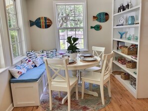 Dining - Tucked away quiet cottage~5 blocks to riverfront and Cumberland Island ferry  (St. Marys)