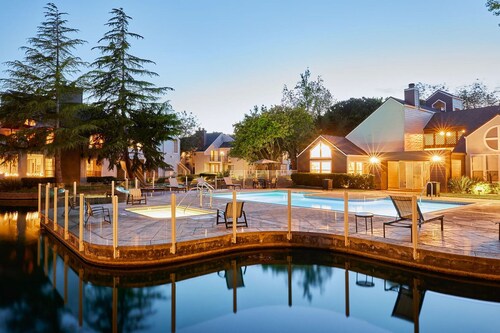 Lovely Foster City 2BR w/ Gym, 2 Pools & W/D, near VISA, by Blueground