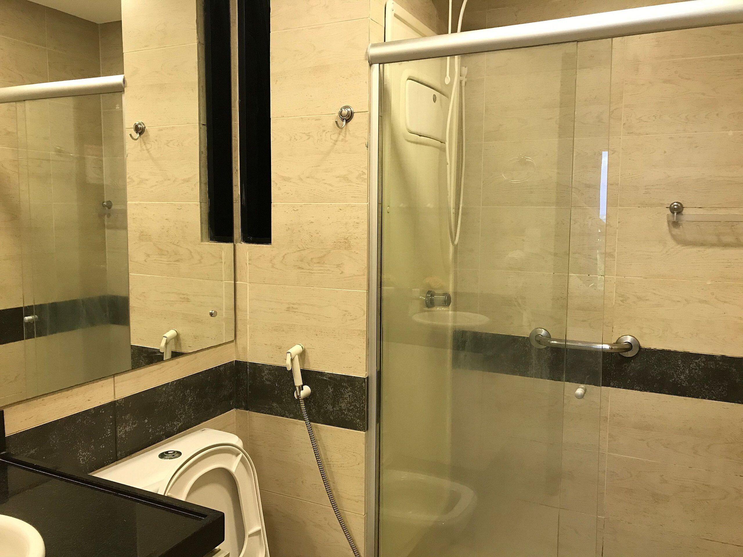 Appartement | Salle de bain | Douche, douche à « effet pluie », sèche-cheveux, serviettes fournies
