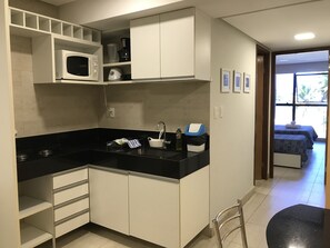 Frigobar, microondas, licuadora y utensilios de cocina 