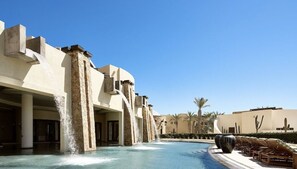 Alberca al aire libre y alberca climatizada