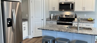 Beautiful Townhouse Retreat walking distance to shakes!