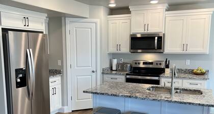 Beautiful Townhouse Retreat walking distance to shakes!