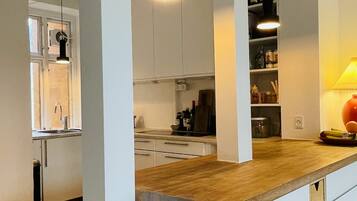 Køleskab, mikrobølgeovn, ovn, kogeplade