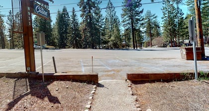 Mountain lakeview hotel, family-friendly with golf, skiing, WiFi, & Netflix