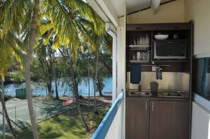 المنطقة المحيطة بالمنشأة