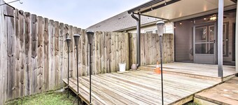 Dreamy Prairieville Townhome w/ Deck & Yard!