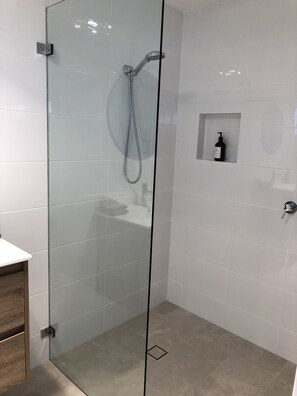 Douche, sèche-cheveux, serviettes fournies, savon