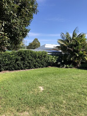 Property grounds - Easy Walk to the Inlet & Beach (Narrawallee)
