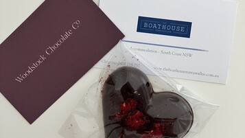 Tarjeta de presentación de The Boathouse Narrabrey con un regalo de chocolate con forma de corazón.