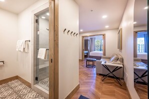 4 bedrooms, in-room safe, iron/ironing board, free WiFi