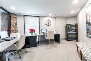 Business center - Ski-In / Ski-Out, Perfect for 2 Families – All New Luxe Westgate Condo, Two King Suites, Ski Valet (Park City)
