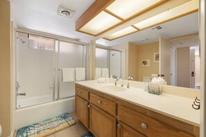 Douche, séchoir à cheveux, serviettes fournies, shampooing