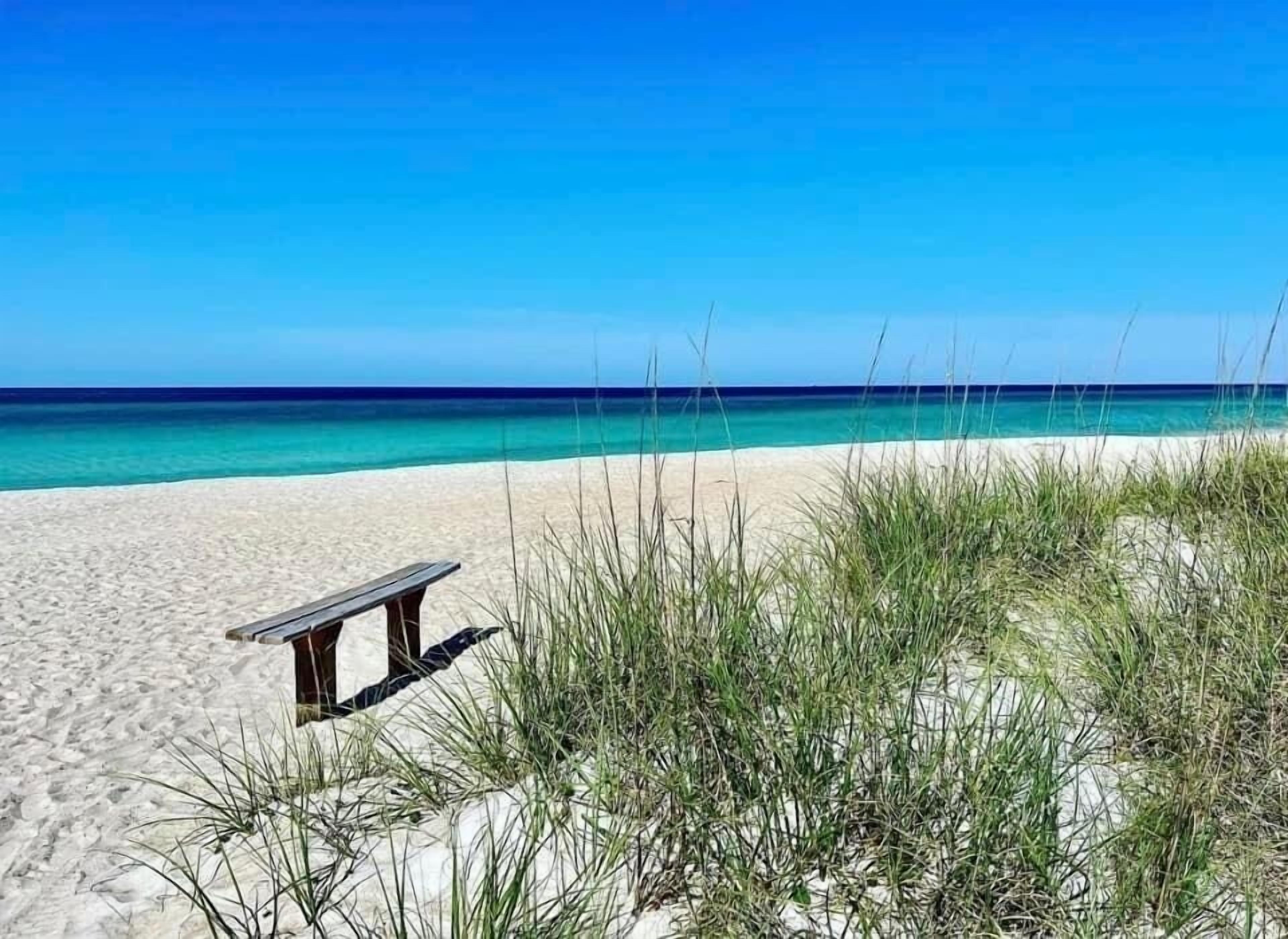 Plage à proximité, chaises longues, serviettes de plage