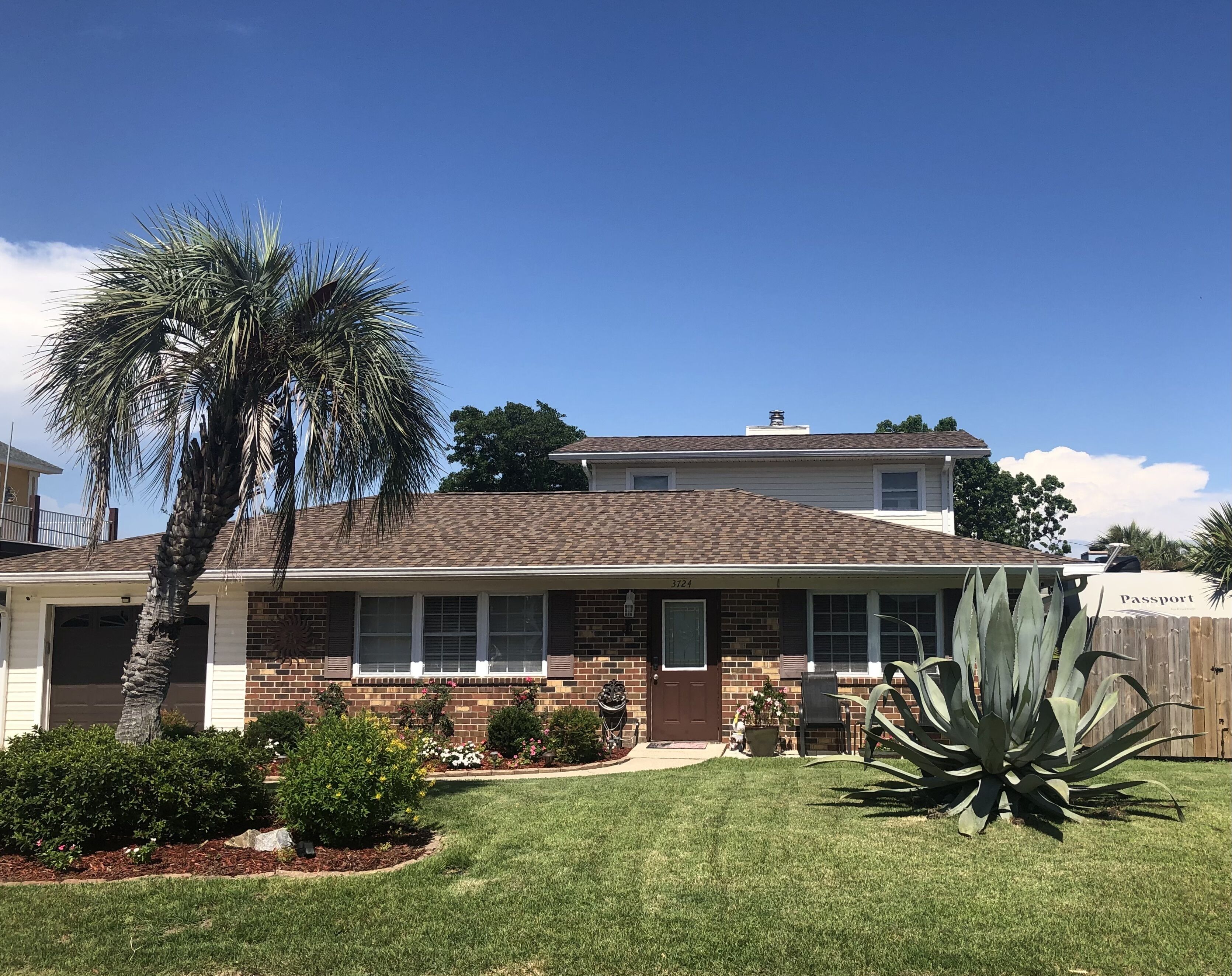 Adorable 2-Bedroom Vacation Rental- Ideal Location- 8 minute walk to the beach! 