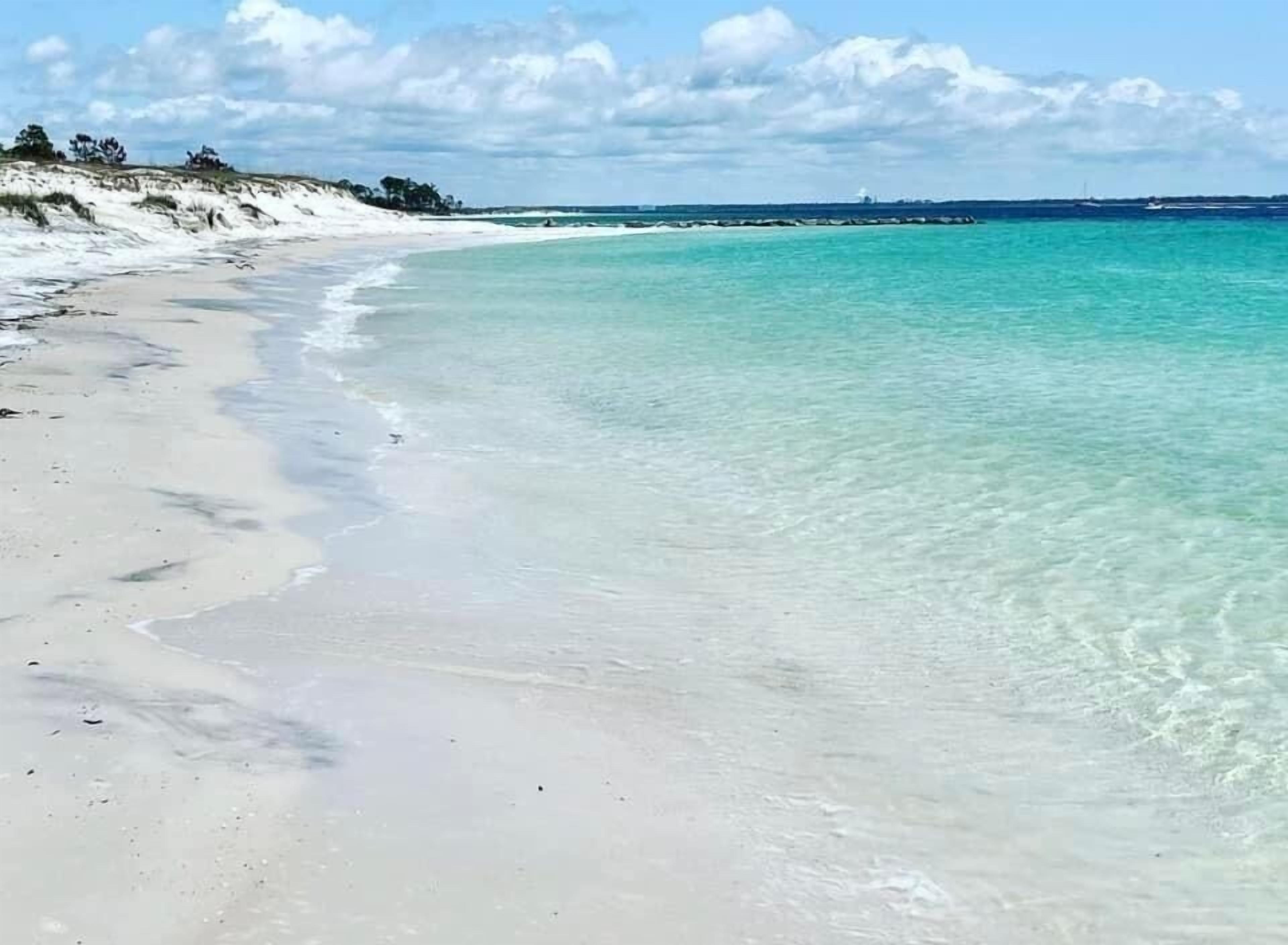 Ubicación cercana a la playa, tumbonas y toallas de playa