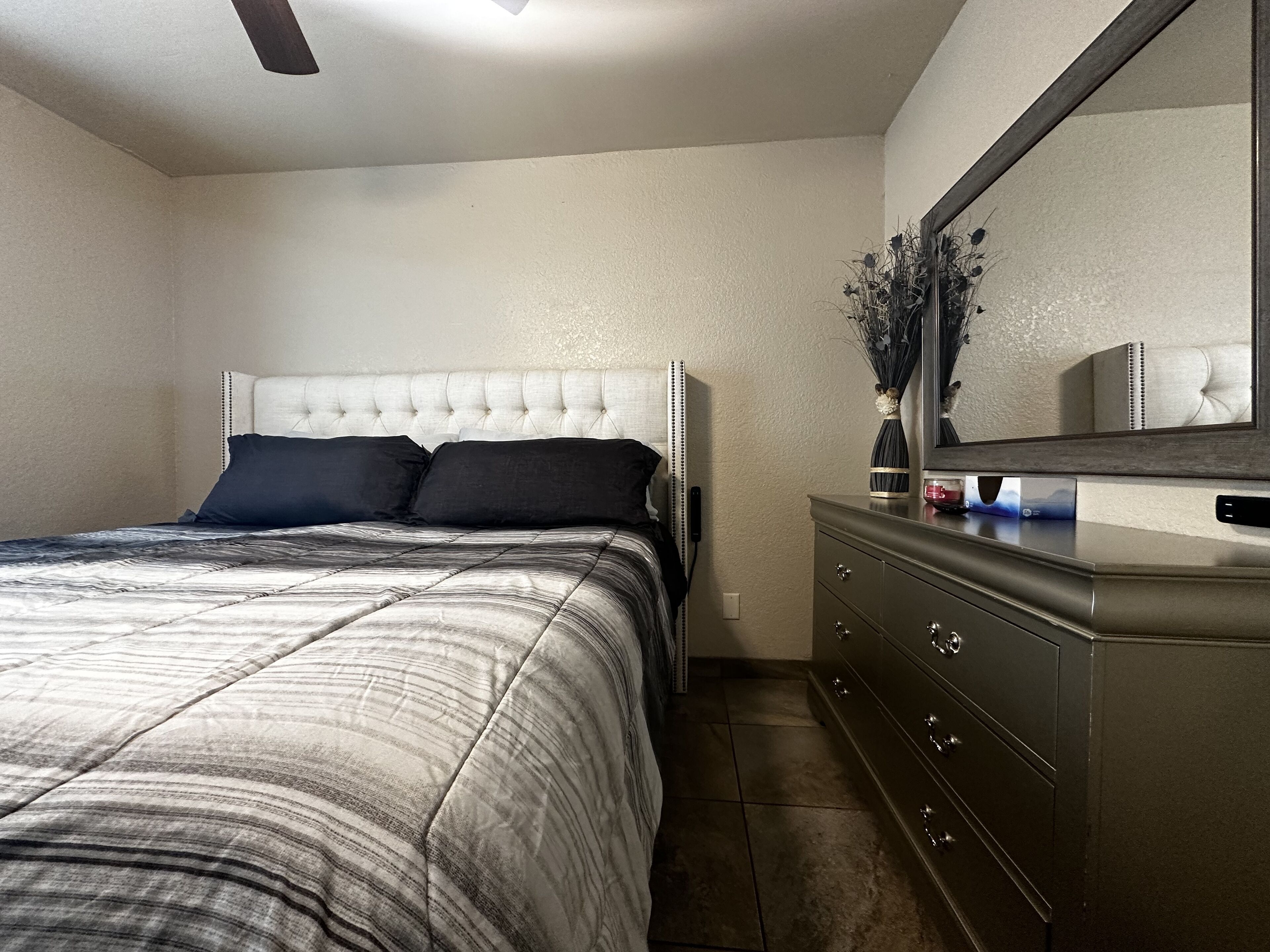 2 quartos, escrivaninha, ferros/tábuas de passar roupa