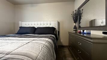 2 quartos, escrivaninha, ferros/tábuas de passar roupa