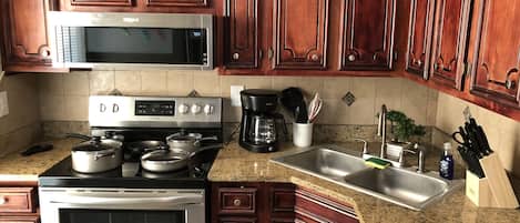 Geladeira, micro-ondas, fogão, cooktop