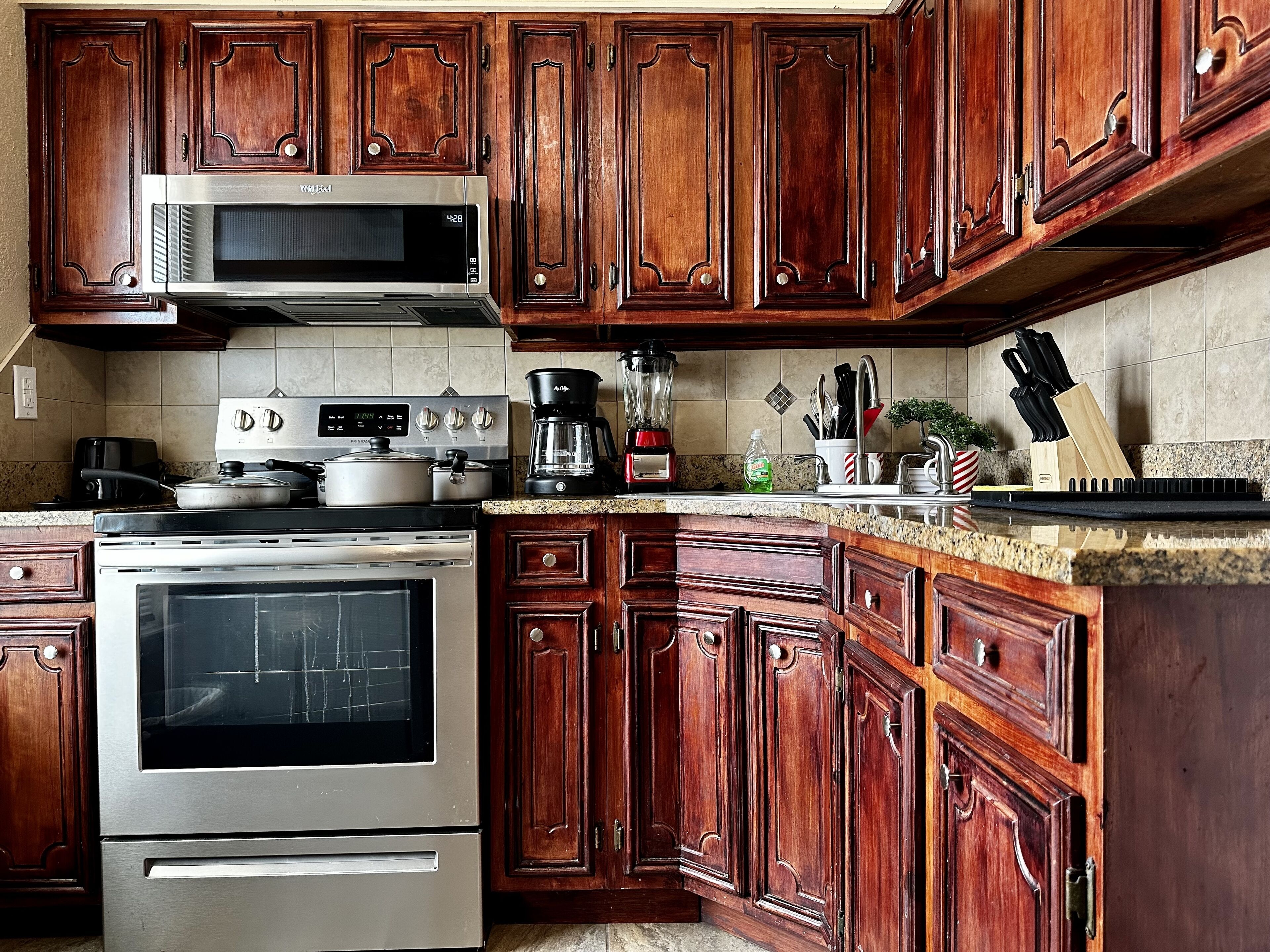 Jääkaappi, mikroaaltouuni, uuni, liesi