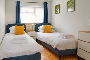 5 عدّة غرف نوم ومكتب ومكواة/لوح كي وواي فاي