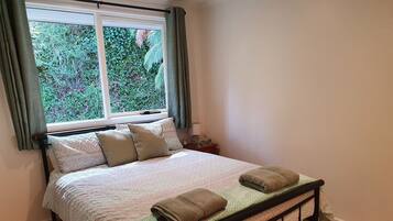 3 quartos, ferros/tábuas de passar roupa, berço de viagem