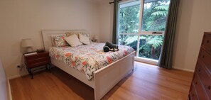 3 bedrooms, iron/ironing board, travel cot, free WiFi - Grey Gum Getaway.  Close to Puffing Billy & the wedding venues of the Dandenongs (Tecoma)