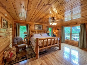 3 室のベッドルーム、セーフティボックス (室内)、デスク、アイロン / アイロン台