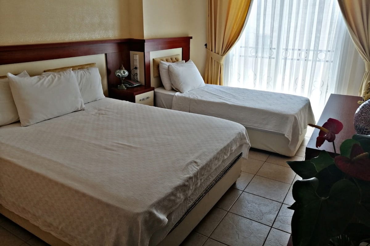 Habitación con 1 cama matrimonial o 2 individuales | Escritorio, espacio para trabajar con laptop y wifi gratis