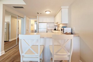 Réfrigérateur, micro-ondes, plaque de cuisson, cafetière/bouilloire