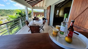 Outdoor dining - Top of a 200m² villa in a postcard setting (RIVIERE-SALEE)