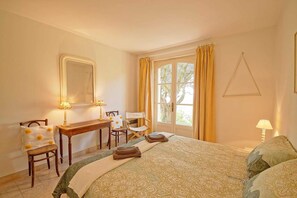 4 bedrooms, free WiFi - Sunny holiday home in Provence with pool (Séguret)